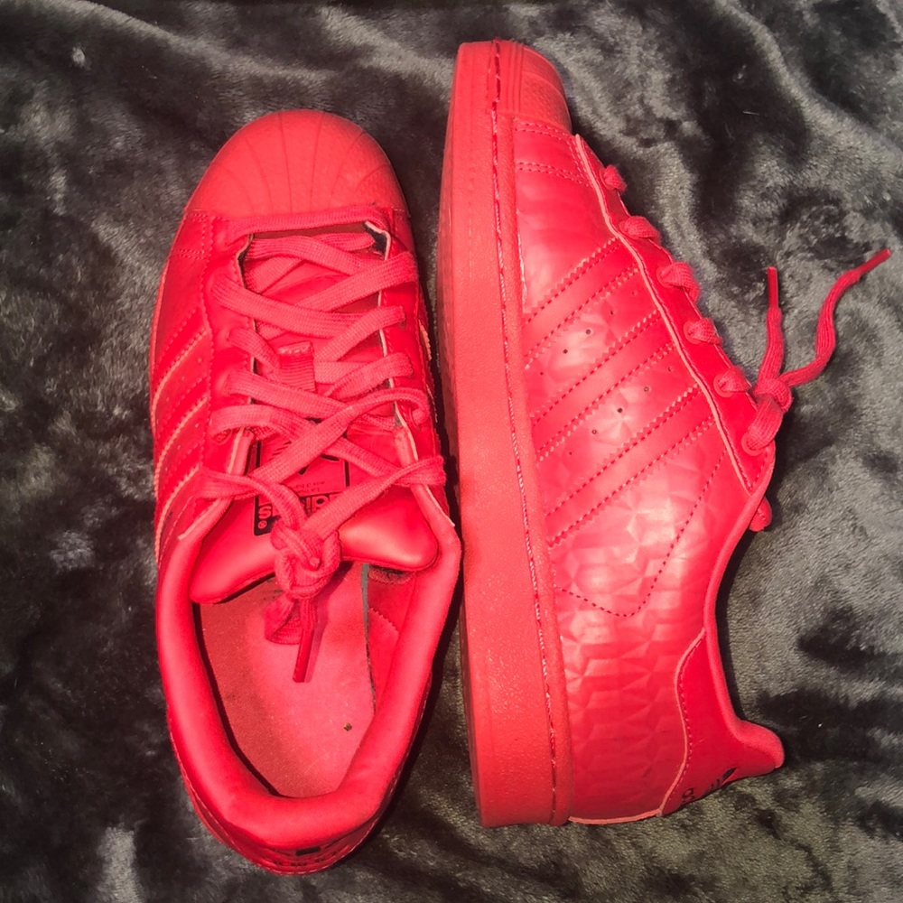 Red Superstar Adidas 🌹